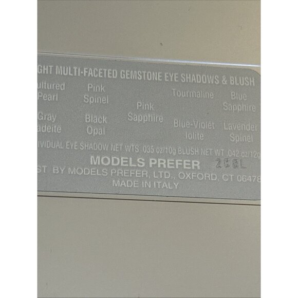 Models prefer Eight multi-faceted gemstone eye shadows & blush blue & browns - Picture 13 of 15